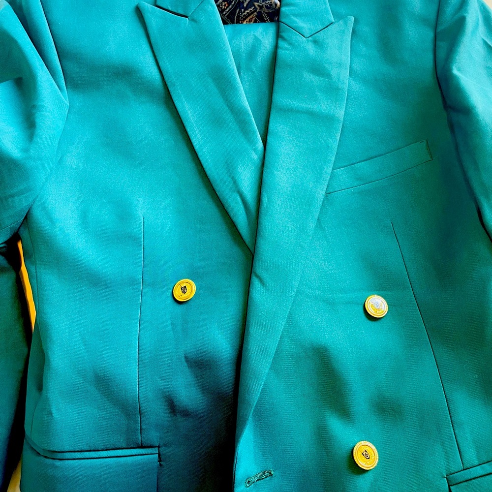 A suit , I can’t fit in , I never wear it brand new suit